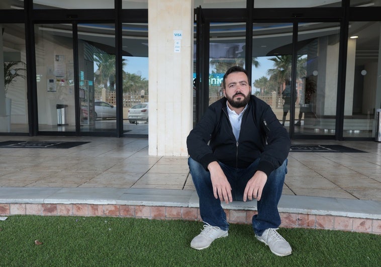 Arturo Bermúdez, en el lugar donde asistió al parto y auxilió al recién nacido.
