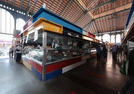 Puestos del Mercado de Atarazanas, sin luz, este lunes.
