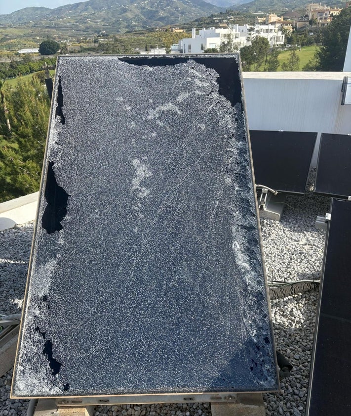 Imagen secundaria 2 - Tres imágenes de daños en la vivienda de Rafael Ramos en Caleta de Vélez, junto al campo de golf, provocados por impactos de bolas.