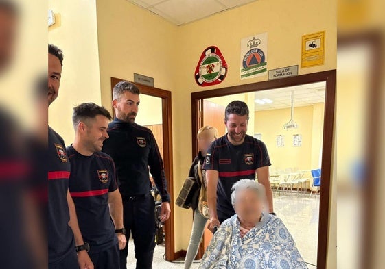 Bomberos de Fuengirola atienden a una persona dependiente.