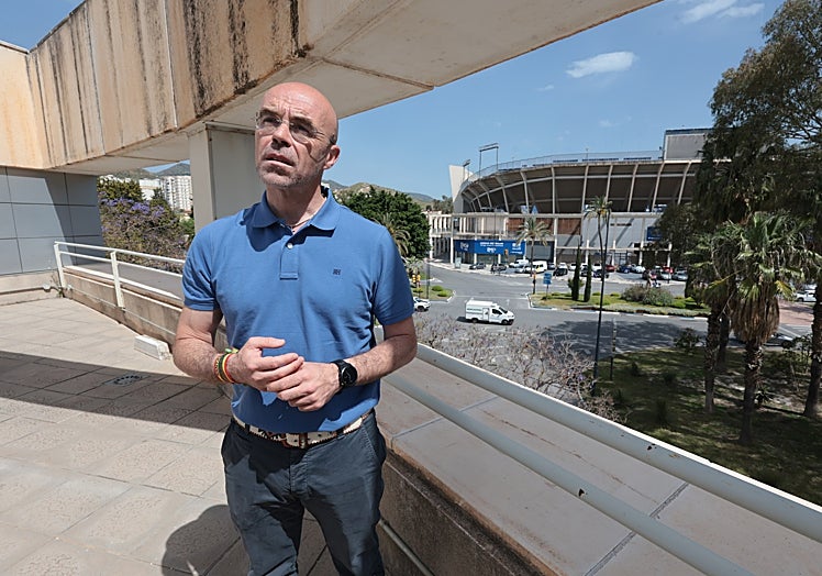 El dirigente de Vox, con La Rosaleda, al fondo.