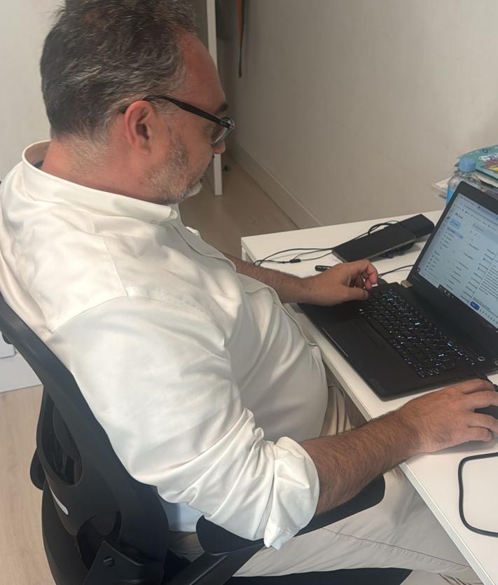 Imagen secundaria 2 - El oficio de hacer un periódico en pleno apagón