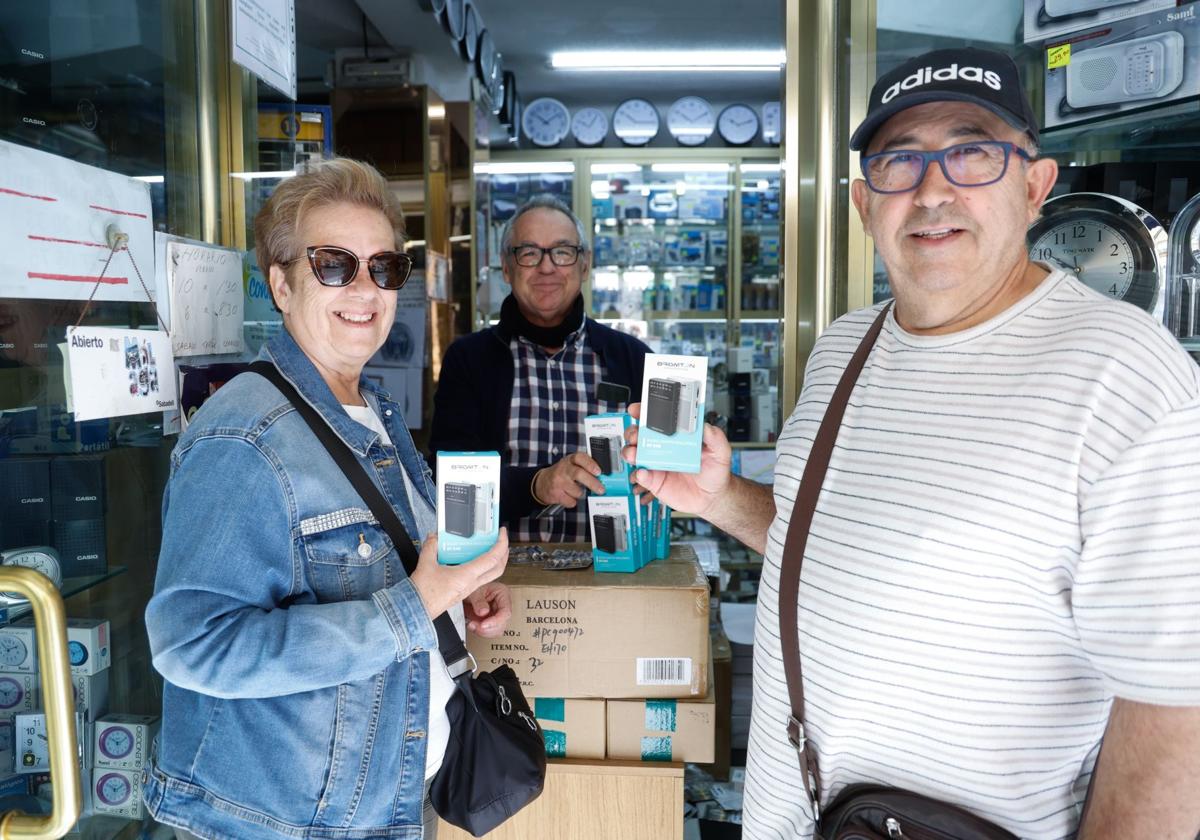 Precavidos tras el apagón: agotados los camping gas y las radios de pilas en Málaga
