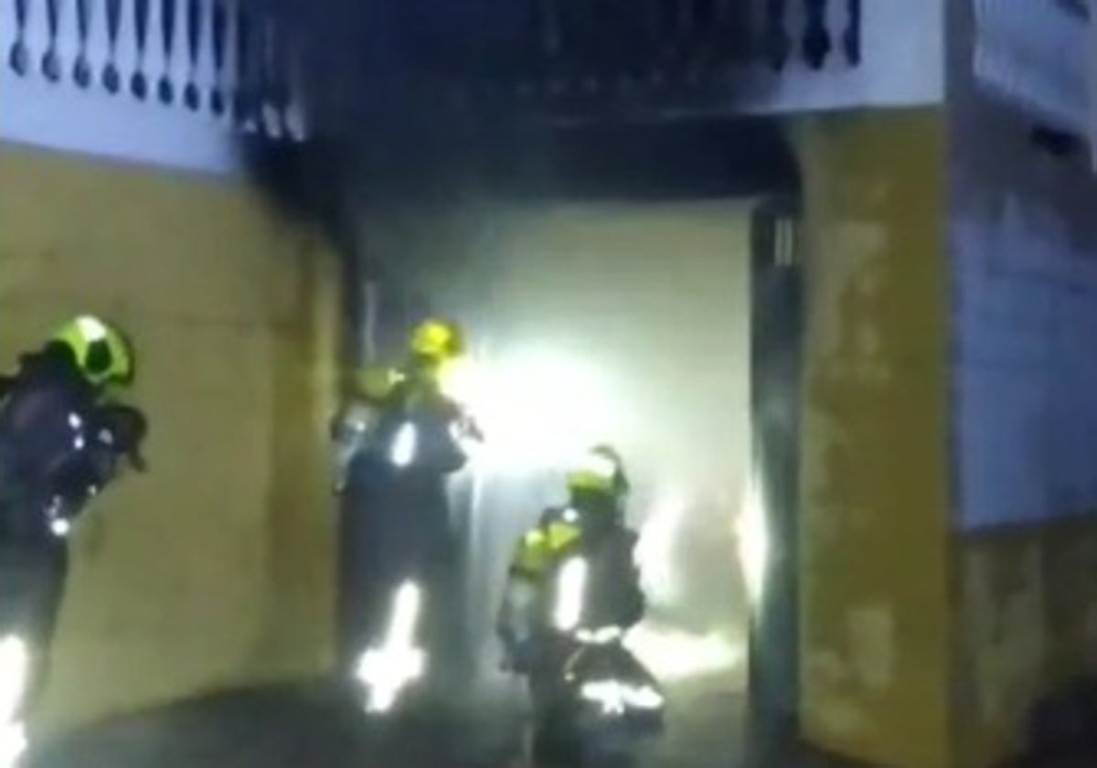 Los Bomberos del Consorcio Provincial, esta madrugada en la vivienda de Torrox.