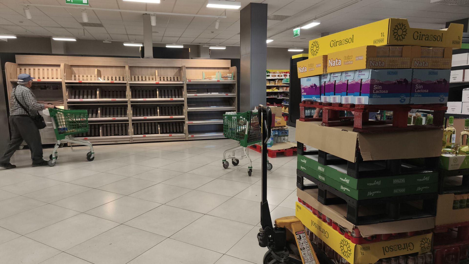 Aspecto de un supermercado de la capital este mediodía