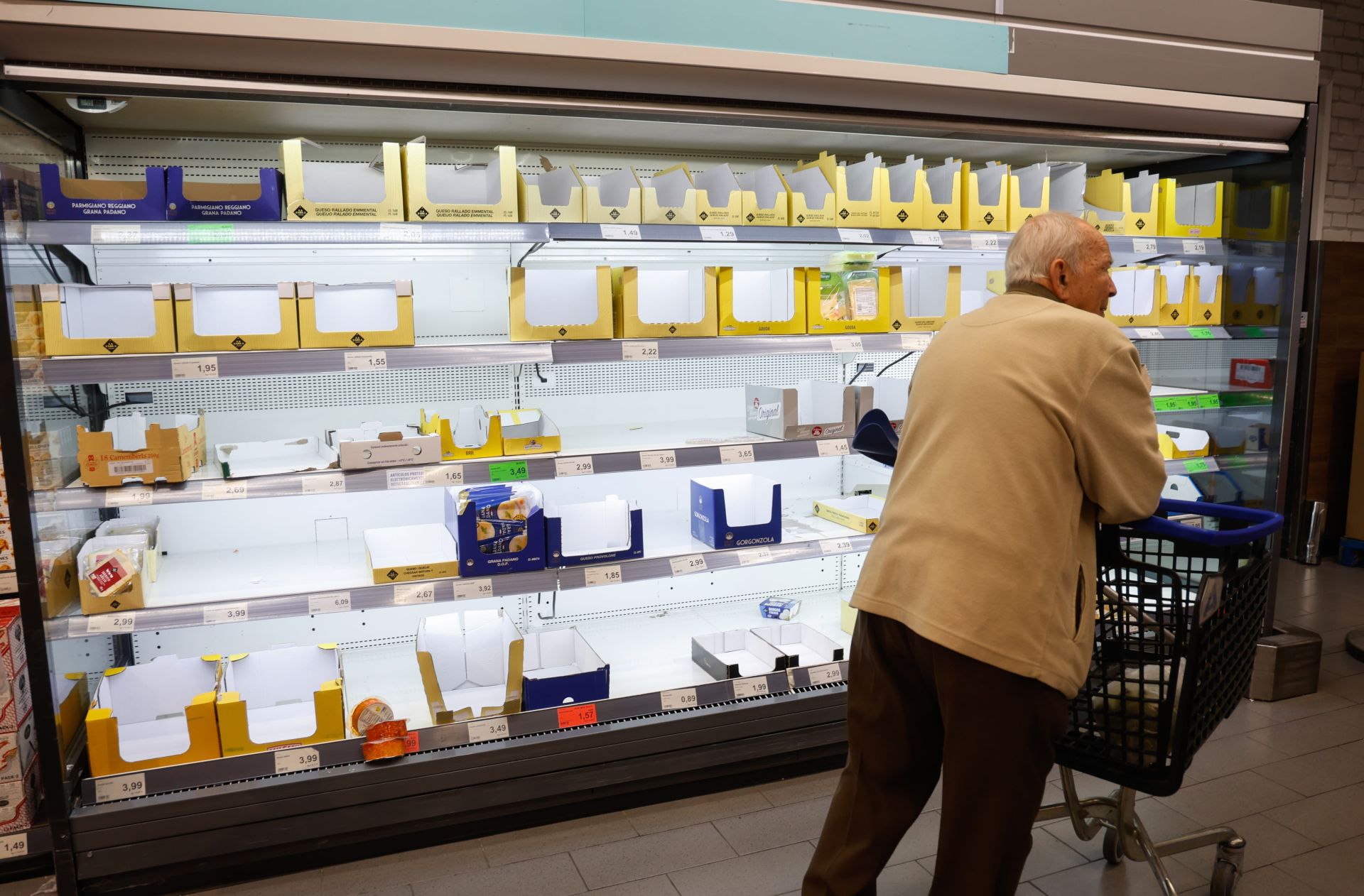 Los supermercados con muchos estantes vacíos.