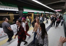 Pasajeros en el metro de Málaga, en una imagen de archivo.