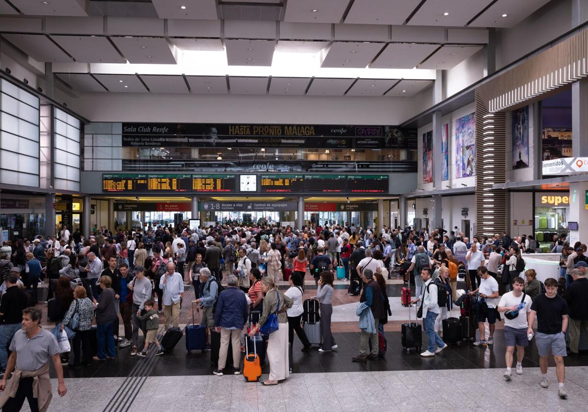 Viajeros este martes en la estación de tren María Zambrano.
