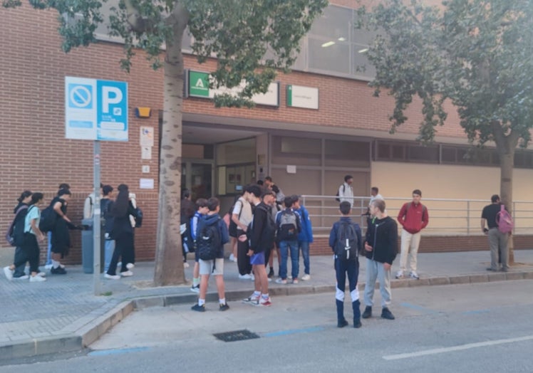 Entrada de alumnos en el IES Christine Picasso, este martes.