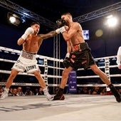 Samuel Molina golpea a su rival, el francés Sandy Messaoud, en un combate celebrado en el Martín Carpena.