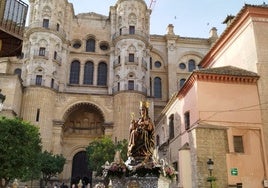 La Virgen de la Victoria, durante su traslado a la parroquia de Santiago.