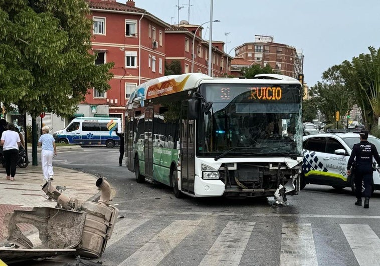 Herido un conductor de autobús de la EMT en un accidente de tráfico con un camión en Barbarela