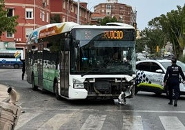 Herido un conductor de autobús de la EMT en un accidente de tráfico con un camión en Barbarela