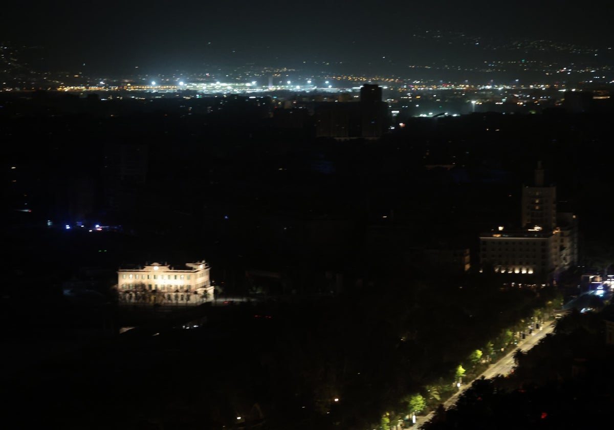 ¿Por qué la electricidad volvió antes a unos barrios de Málaga que a otros?