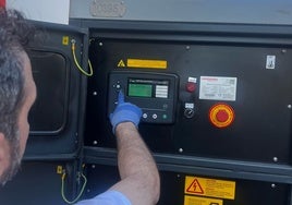 Un operario manipula un grupo electrógeno.