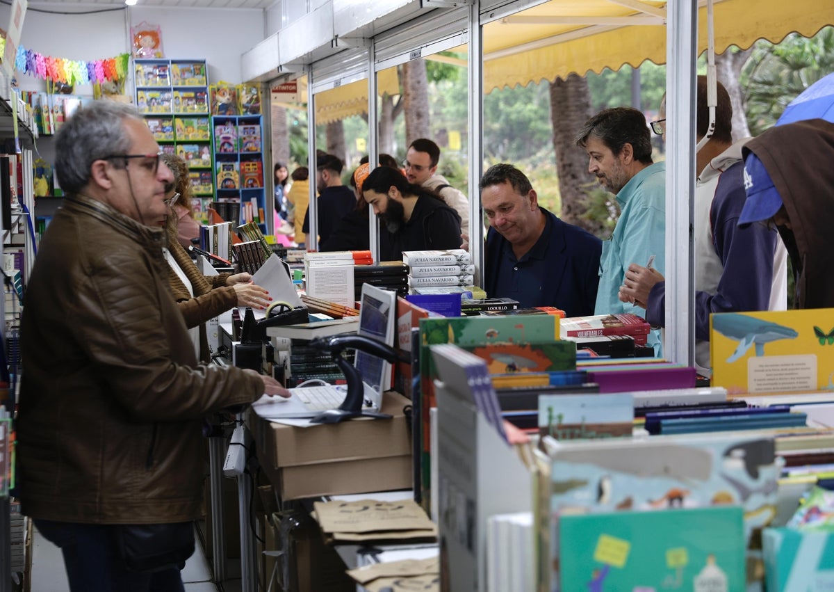 Imagen secundaria 1 - La Feria del Libro abre en el Parque: estas son las recomendaciones de los libreros