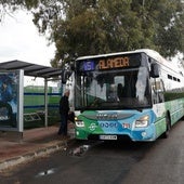 Una persona toma el autobús de la línea 5, en una parada cercana a la academia del Málaga CF.