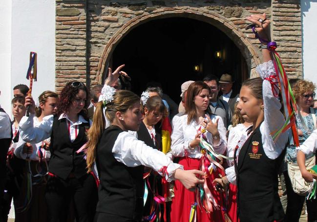 Verdiales frente a la ermita de las Tres Cruces.