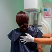 Una sanitaria realiza una prueba a una paciente.