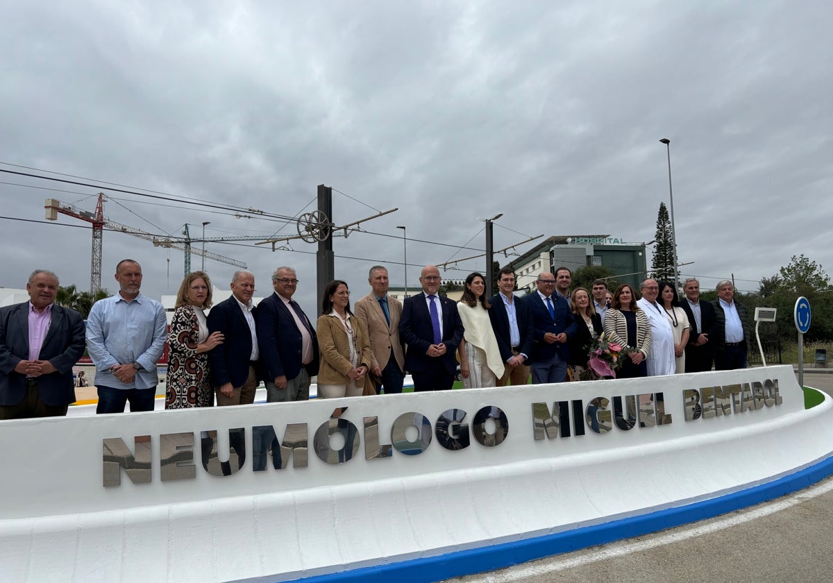 Autoridades y familiares del neumólogo fallecido en 2023, este miércoles en la nueva rotonda.