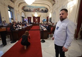El taxista David Soria asistía a la aprobación de la iniciativa para loarle desde la sillería.