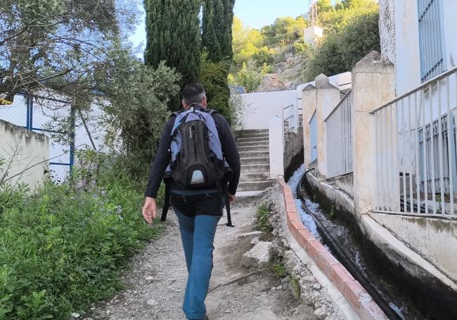 El camino pasa junto al antiguo molino de Lízar en sus primeros metros.