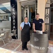 Rebeca Rodríguez y Daniel Peregrina, en la terraza de Vendaval.