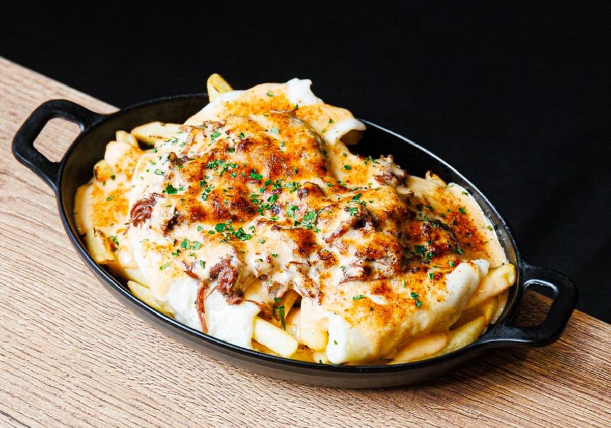 Imagen principal - Huevos rotos con carrillada y alioli de kimchi, tosta de carne mechada con salsa teriyaki y pimientos del padrón, y cartuchos de pescaíto frito.