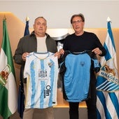 El presidente del 26 de Febrero, Fernando José Muñoz, y Loren Juarros posan con camisetas del Málaga.