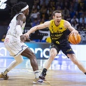 Marcelinho y Perry, en una acción del partido.