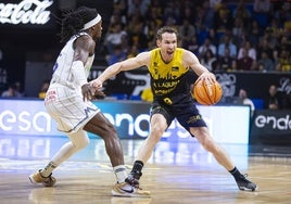 Marcelinho y Perry, en una acción del partido.