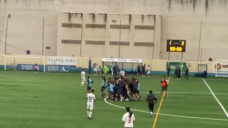 El Atlético Malagueño celebra la victoria frente al Mijas Las Lagunas (1-2) que le acerca al ascenso a Segunda RFEF