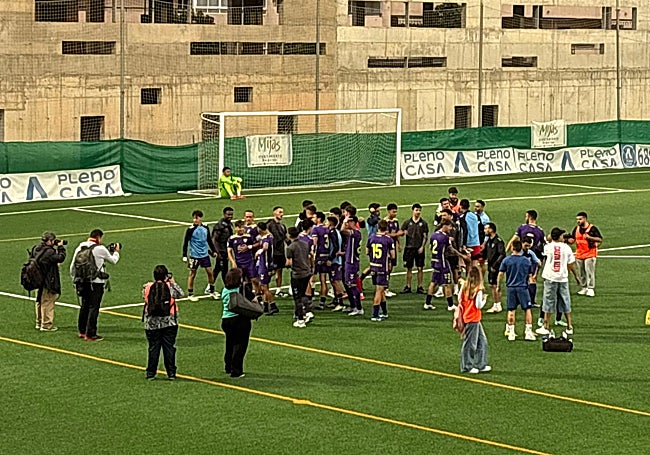 Los jugadores del Atlético Malagueño, después de la victoria en Mijas este jueves.