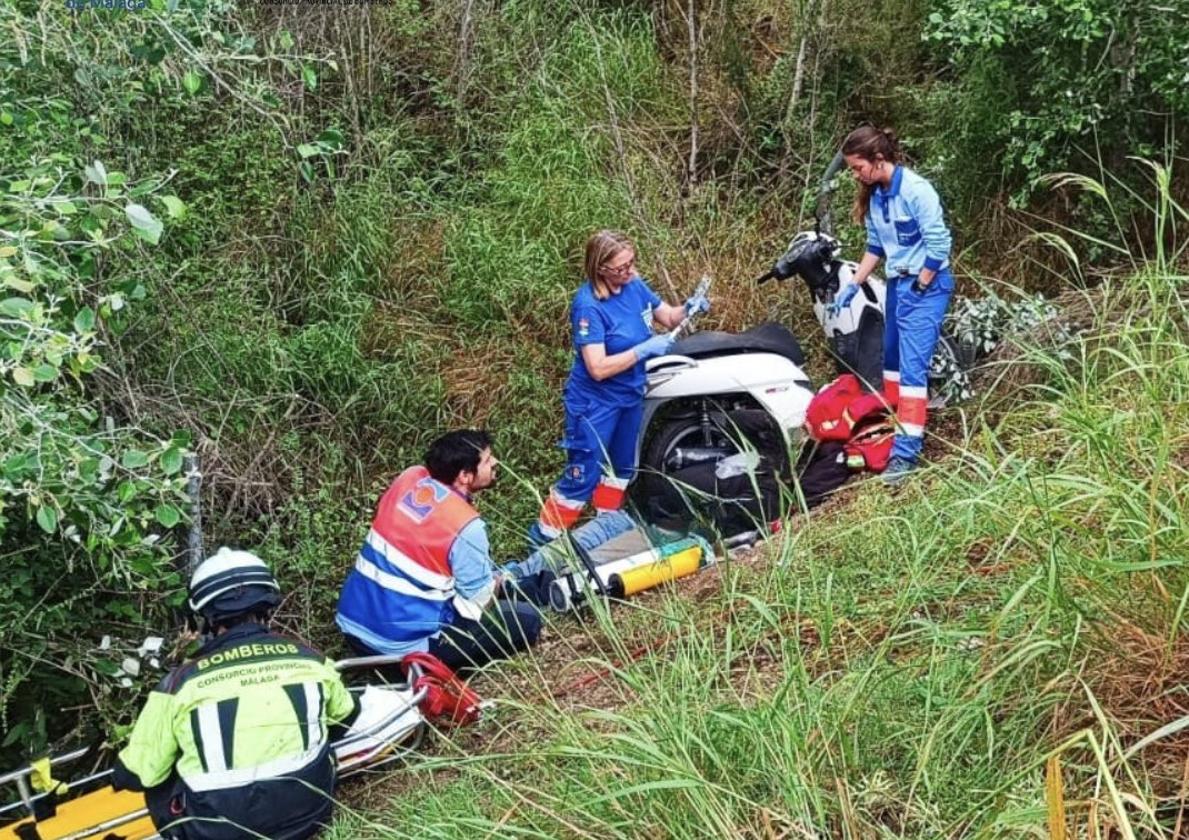 Herido un motorista tras caer por un desnivel de tres metros en la A-357 en Cártama