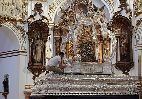 La Virgen de la Victoria, sobre el trono del Nazareno de la Pasión.