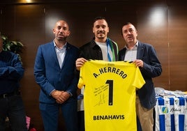 Antonio López, Alfonso Herrero, con una camiseta firmada por él, y José Carlos Bustamante, en el acto.