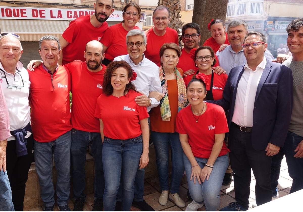Los secretarios provinciales y local del PSOE, con cargos y militantes del partido, flanquean a la exministra en el acto celebrado en Rincón de la Victoria.