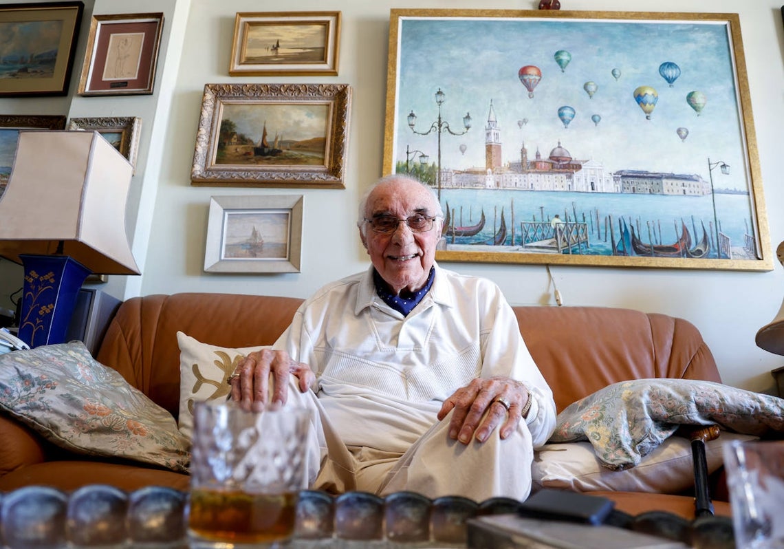 Paco Manoja, en el salón de su casa, con el cuadro de Venecia pintado por él mismo.