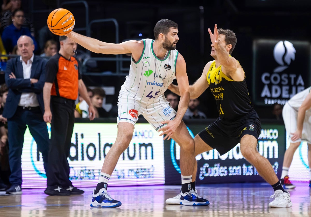 Kravish protege el balón ante Abromaitis en el partido contra el Tenerife.