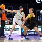 Kravish protege el balón ante Abromaitis en el partido contra el Tenerife.