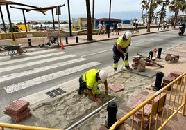 Operarios trabajan en la construcción de los pasos elevados.
