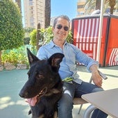 Felipe Sánchez, sentado junto a su perro, al que ha rebautizado como Tano.