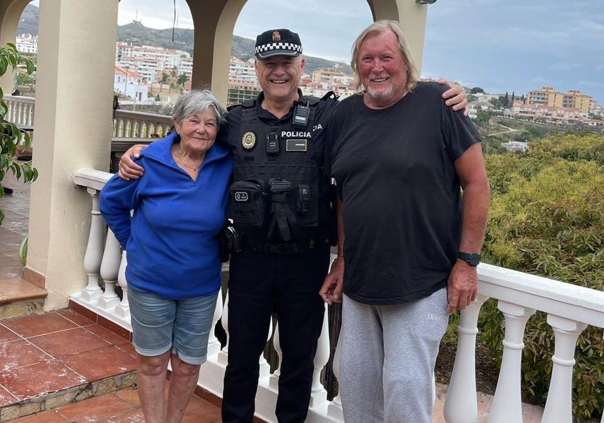 Los policías locales de Torrox Alejandro y Diego, los ángeles de la guarda del matrimonio Gunter