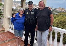 El oficial Diego Blancat, junto al matrimonio alemán al que rescató de su vivienda en Torrox.