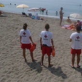 Los socorristas de Marbella ya están presentes en las playas durante los fines de semana.