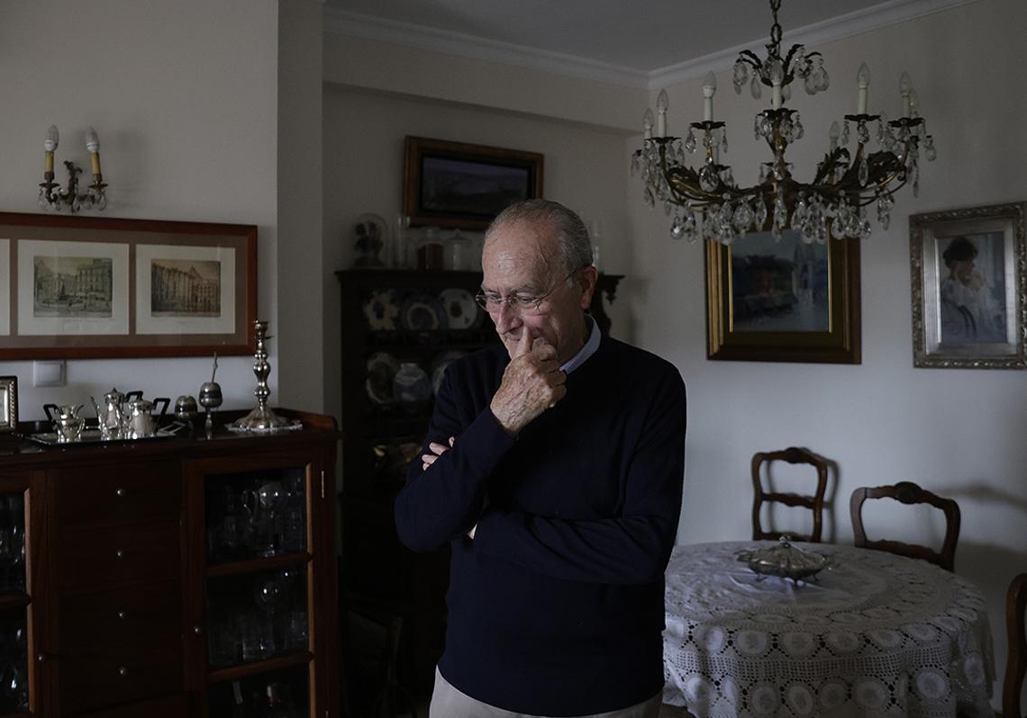 En el salón de su casa, justo después de desayunar y repasar de nuevo la agenda.