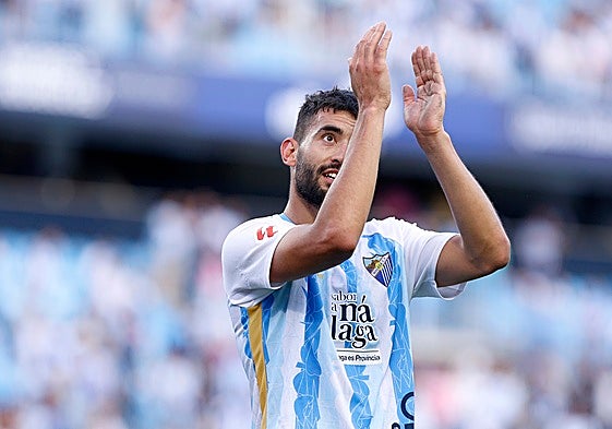 Galilea aplaude a la afición que acudió a La Rosaleda frente al Granada.