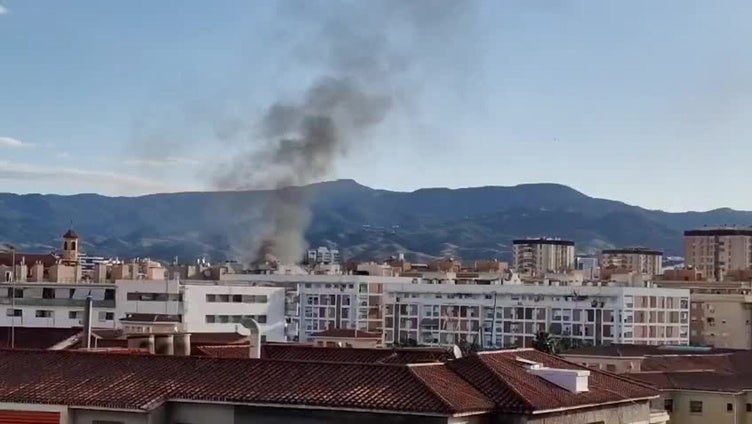Un nuevo incendio en un piso de Málaga deja cuatro evacuados al hospital