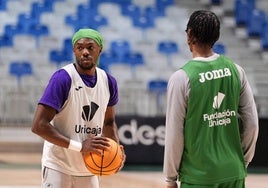 Perry, con las trenzas recogidas por un pañuelo, en un entrenamiento.
