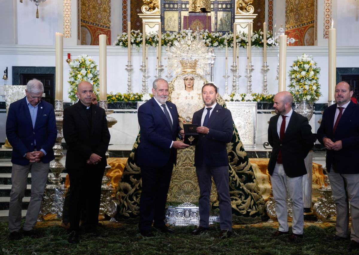 Imagen secundaria 1 - Besamanos de despedida a la Virgen de la Esperanza antes de su viaje a Roma